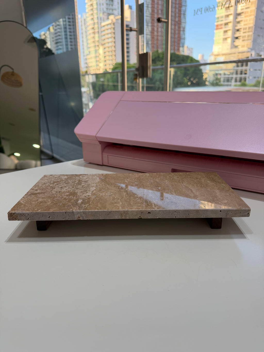 BANDEJA CON PIES DE TRAVERTINO